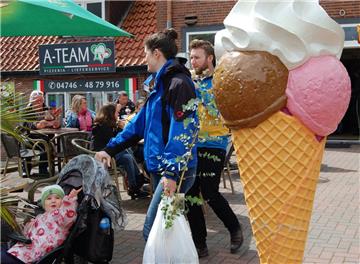 Staudenmarkt 2019 in Hagen: Solch ein großes Eis wünscht sich die Kleine im Kind...