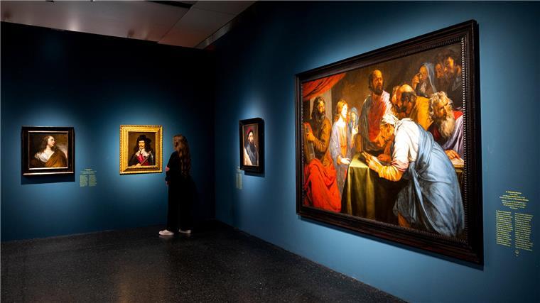 Schau „Geniale Frauen“ in Hamburg erzählt, wie Künstlerinnen sich durchsetzen Staunend laufen die Besucher durch die Räume der Hamburger Ausstellung, bewundern die effektvoll ausgeleuchteten Porträts, die Blumenstillleben, die Genreszenen, Historienbilder und religiöse Motive wie „Christus unter den Schriftgelehrten“ von Michaelina Wautier und ihrem Bruder Charles Wautier.