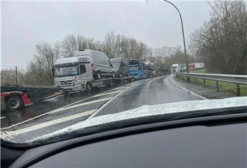 Staus im Hafen: Weil die Fahrzeugtransporter nicht auf den Autoterminal gelangen, verstopfen sie die Straße. Etliche Hafenbetriebe sind deshalb verärgert. Foto: Privat