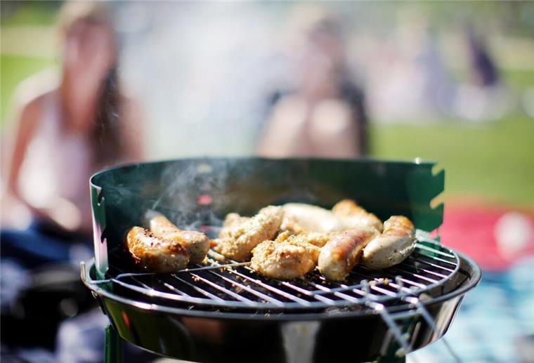 Dieses Sommervergnügen kannst du dir bald nicht mehr leisten Würstchen liegen auf einem Grill