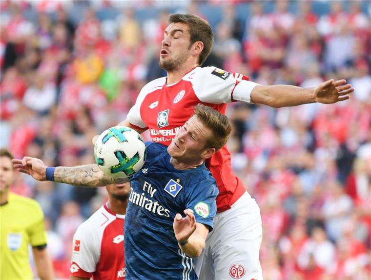 Bundesliga: HSV setzt Negativserie fort Stefan Bell (oben) und André Hahn machen es vor: Am Ende steht Mainz über Hamburg.