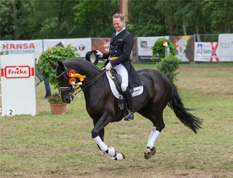 Tarmstedter Reitturnier: Auch Lokalmatadoren unter den Favoriten Stefan Blanken feierte Ende Mai in Zeven in der S-Dressur einen Doppelerfolg und gehört auch beim heimischen Turnier in Tarmstedt zum Favoritenkreis.