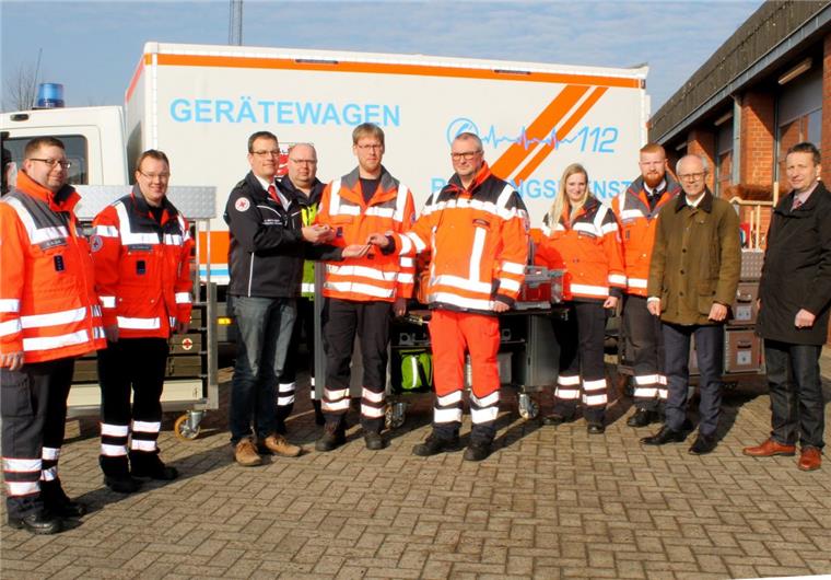 Zeven: Landrat übergibt DRK Gerätewagen für Großeinsatz Stefan Blome (von links), Andre Lohmann, Kreisbereitschaftsleiter Andreas Rothgeber, Olaf Behrens, Tobias Burmeister, Sven Petersen, Bianca Kahrs, Kevin Martens mit Landrat Hermann Luttmann und dem Bremervörder DRK-Geschäftsführer Rolf Eckhoff bei der Fahrzeugübergabe in Zeven.