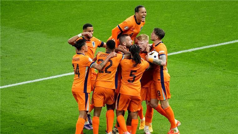 Oranje-Party in Berlin - Erdogan-Beistand hilft Türken nicht Stefan de Vrij (M) wird nach seinem Tor zum 1:1 von den Mitspielern umjubelt.