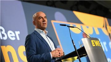 Stefan Dohler, EWE-Vorstandsvorsitzender, spricht vor den Gästen.
