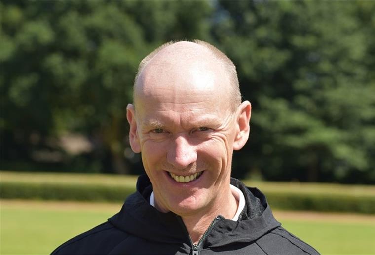 Gehlhaars Leidenschaft gilt der SG Stinstedt und dem 1. FC Köln Stefan Gehlhaar ist der Dauerbrenner der Fußball-Bezirksliga Lüneburg. Seit 2002 ist er Cheftrainer der SG Stinstedt.