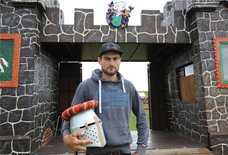 Einblick in das Leben der Ritter von Tossens Stefan Kaiser gehört zur neunten Generation der Showgruppe Kaiser. Mehr als einen Monat lang ist er mit seinem Team und den Ritterspielen in Tossens.