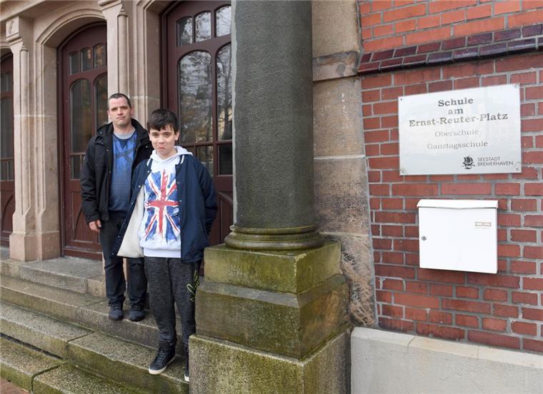 Stefan Kreutz und sein Sohn Brian (12) sind sauer, dass so oft Unterricht in Bremerhaven ausfällt.