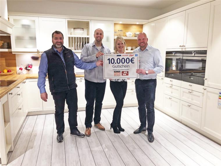 Paar aus Bad Bederkesa gewinnt 10.000-Euro-Gutschein bei Häuslebauer-Aktion Stefan Perl (2.v.l.) und Imke Finck freuen sich mit Marc Burkhardt (l.) vom Teppichhaus Behrens und Nils Kuiper von der Kemner Home Company über den 10.000-Euro-Gutschein.