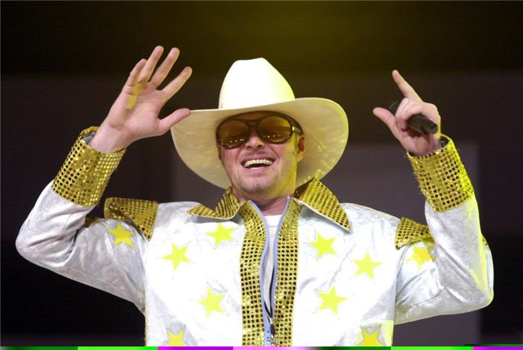 Da Da Da: Diese sinnlosen Songs wurden zu Hits Stefan Raab landete mit seinem sinnlosen Lied "Wadde hadde dudde da?" beim Eurovision Song Contest 2000 auf dem fünften Platz.