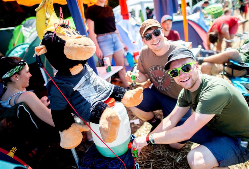 Stefan (rechts) und Tim zapfen auf dem Zeltplatz des Hurricane Festivals einen P...