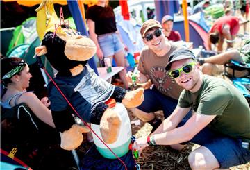 Stefan (rechts) und Tim zapfen auf dem Zeltplatz des Hurricane Festivals einen P...