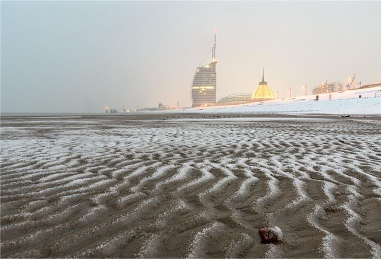 Stefan Wyrwa hat das verschneite Watt am Weserstrandbad in Bremerhaven fotografiert. 