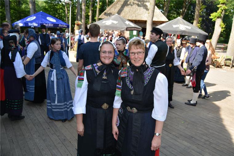So schön war der Heimatdag am Heimathaus in Heeslingen Stefanie Klindworth und Kerstin Thies (von links), beide stellvertretende Vorsitzende der Heimat- und Fördergemeinschaft, freuten sich über die gute Resonanz auf den Heimattag.