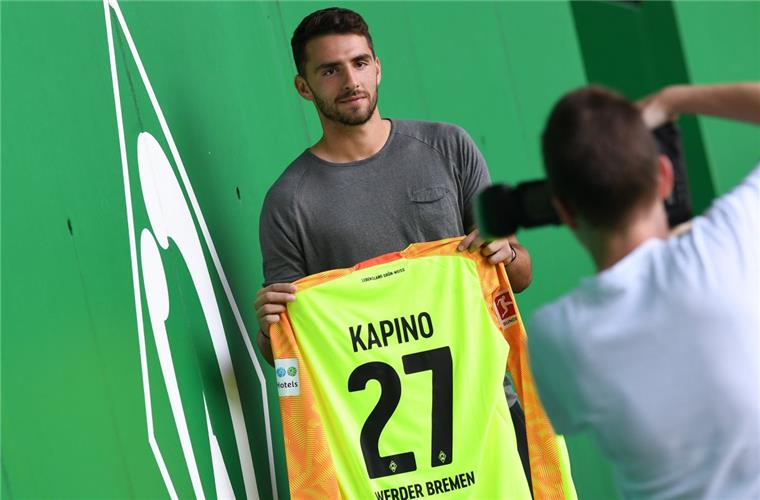 Stefanos Kapino, Neuzugang beim Fußball-Bundesligisten Werder Bremen, hält bei seiner Vorstellung im Weser Stadion sein neues Trikot in den Händen.
