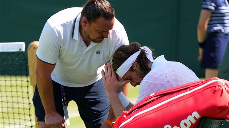 Wimbledon-Legende schimpft über Schützling: „Tut nichts“ Stefanos Tsitsipas musste in Wimbledon aufgeben.