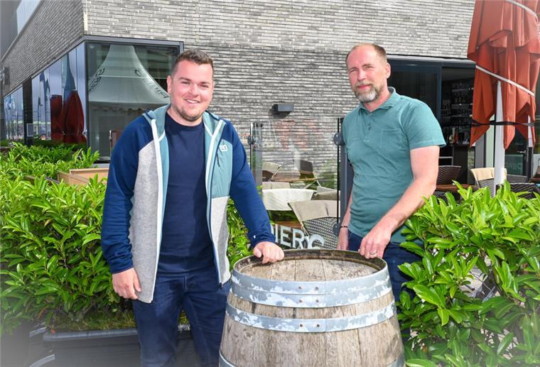 Überraschung für Bremerhavens Gastro-Szene! Pier 6 hat einen neuen Pächter Steffen Heumann übergibt sein Restaurant Pier 6 in Bremerhaven überraschend an Nico Flathmann (li.).