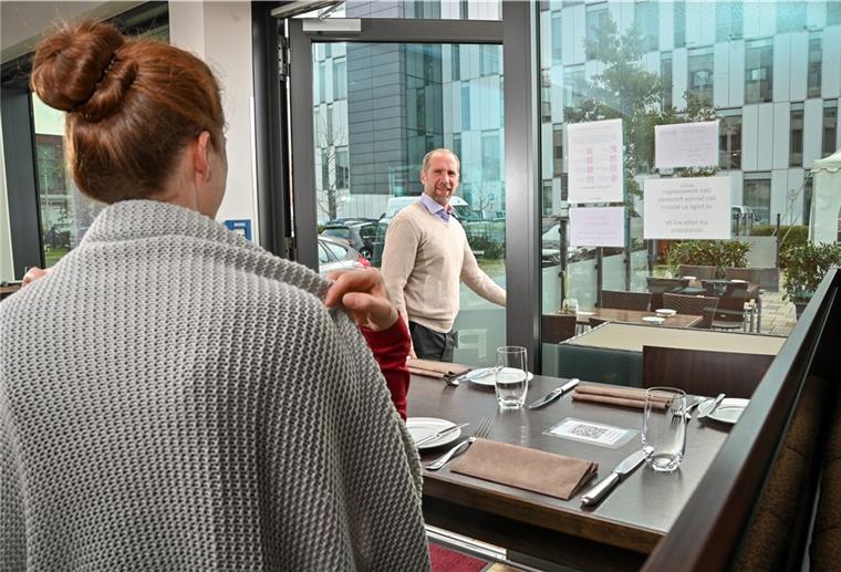 Bremerhavener Gastronom bittet: Wolldecke mitbringen Steffen Heumann von PIER 6 legt Wert aufs Lüften. Er bittet seine Gäste um Verständnis - und darum, einen Pullover oder eine Decke mitzubringen. Foto Scheschonka