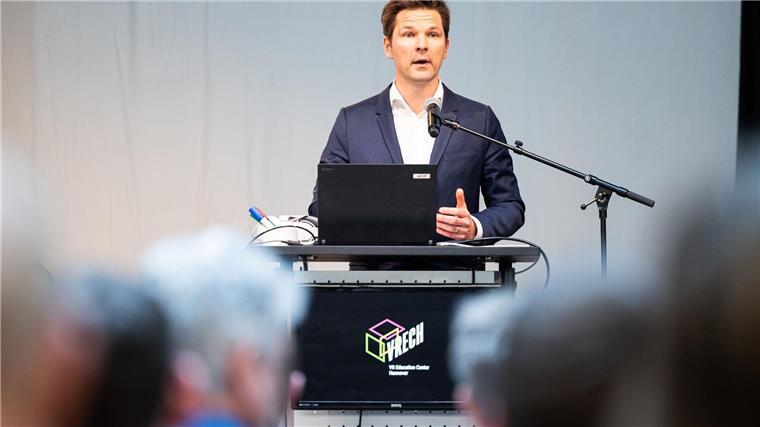 Hannovers Regionspräsident fordert Demokratie als Schulfach Steffen Krach (SPD), Präsident der Region Hannover, spricht im März 2023 zur Eröffnung vom Virtual Reality Zentrum „VRECH“ in Hannover.