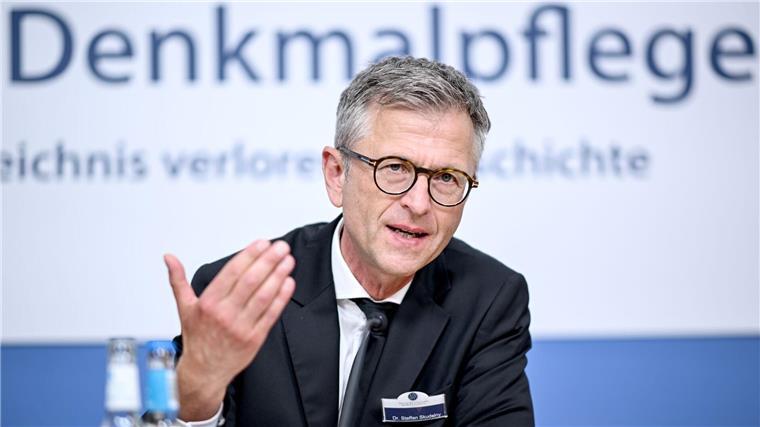 „Schwarzbuch“: Stiftung beklagt verlorene Denkmale Steffen Skudelny von der Deutschen Stiftung Denkmalschutz stellt das erste „Schwarzbuch“ vor.