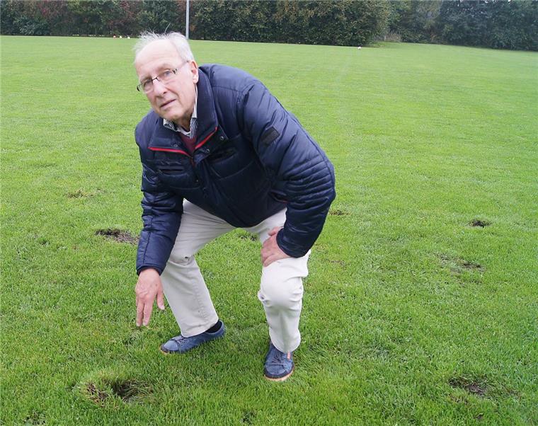 Zertrampelter Sportplatz in Langen: Suche nach Tätern dauert an Steffen Tobias zeigt auf eines der über 100 von Reitpferden
verursachten Löcher auf dem Fußballplatz. Foto: Stehn