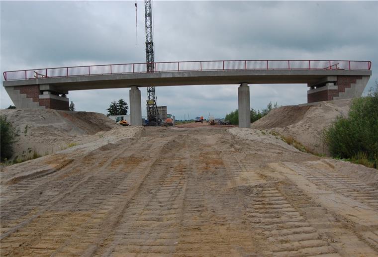 Jetzt kommt der Sand weg Steht eine Brücke im Feld: Das Bauwerk in Meyershof ist weitgehend fertig. Es führt über die neue Bundesstraßen-Trasse.