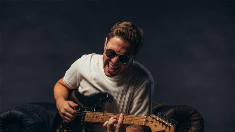 Steht mit „Wackelkontakt“ weiter an der Spitze der Charts: Der Musiker Oimara.