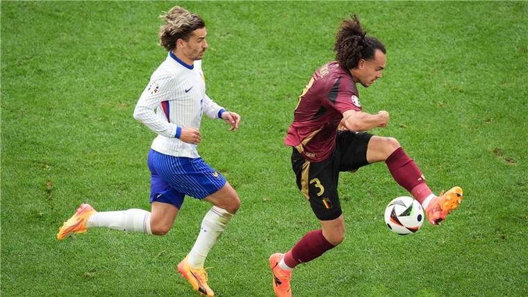 Steht vor einem Wechsel zu Eintracht Frankfurt: Der belgische EM-Spieler Arthur Theate (r).