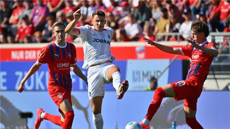 Schienbeinschoner an: Bruderduell für die Eggesteins Steht vor seinem 100. Bundesliga-Spiel für den SC Freiburg: Maximilian Eggestein (M).