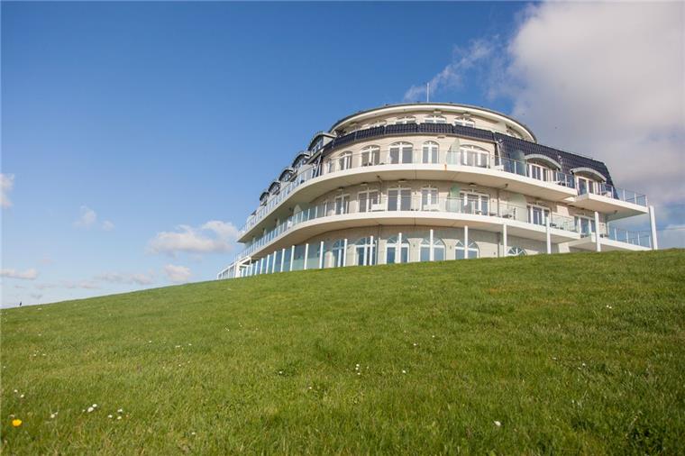 Hotel Deichgraf in Wremen will neue Wege gehen Steht wie ein Leuchtturm im Deich des kleinen Nordseebades Wremen: das Upstalsboom Hotel Deichgraf.