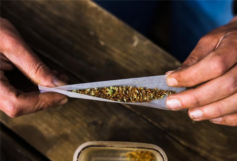 Großer Ansturm nach Cannabis-Legalisierung? So sieht das Blättchenhersteller Gizeh Steigt die Anzahl der Cannabis-Konsumenten mit der Legalisierung an, muss auch mit einer höheren Nachfrage nach Raucherbedarf gerechnet werden.