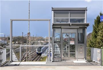Stein des Anstoßes: Der Aufzug am Bahnhof Wulsdorf ist noch immer außer Betrieb.