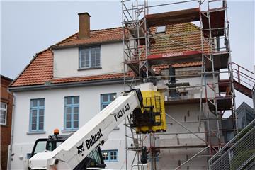 Stein um Stein nähert sich der neue Schacht dem Obergeschoss des Museums. Anfang Februar soll der Bau abgeschlossen sein.