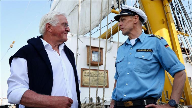 Sonne im Gesicht, Segel im Wind – „Sail“ beginnt Steinmeier fuhr an Bord der „Gorch Fock“ den Schiffen entgegen.
