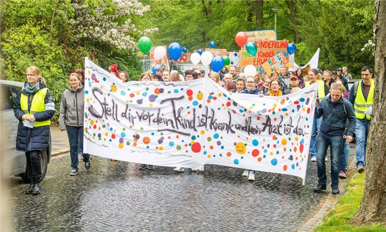500 Menschen demonstrieren für Erhalt der Kinderklinik in Bremerhaven "Stell dir vor dein Kind ist krank und kein Arzt ist da": Mit diesem Transparent zogen die Demonstranten in die Innenstadt.