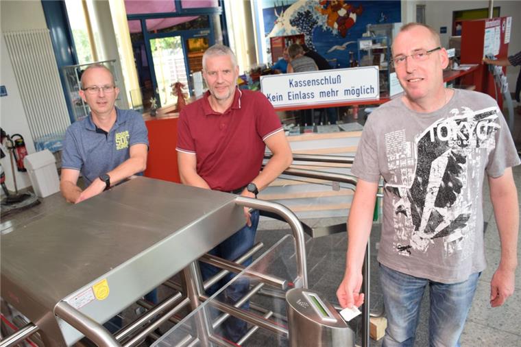 Nordenham: Neues Kassensystem im Störtebekerbad Stellen das neue Kassensystem vor (von links): Jens Leiminer, Jens Freese (beide vom Amt für Bildung und Freizeit) und Betriebsleiter Ingo Wendland.