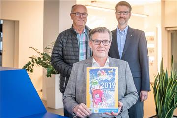 Stellen den neuen Benefiz-Adventskalender des Lions Clubs Bremerhaven Carlsburg vor: Reinhard Wetjen (Mitte) mit Jürgen Krömer (links) und Lutz Franke. 