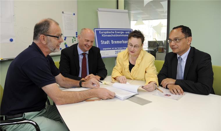 Der Deponie-Beirat für den Grauen Wall steht Stellen die Geschäftsordnung für den neuen Deponie-Beirat vor (von links): Umweltschutzamtsleiter Lutz Becker, BEG-Geschäftsführer Stefan Ketteler, Dr. Susanne Benöhr-Laqueur, Umweltstadträtin (SPD), Dr. Addissou Makonnen, ebenfalls BEG-Geschäftsführer.