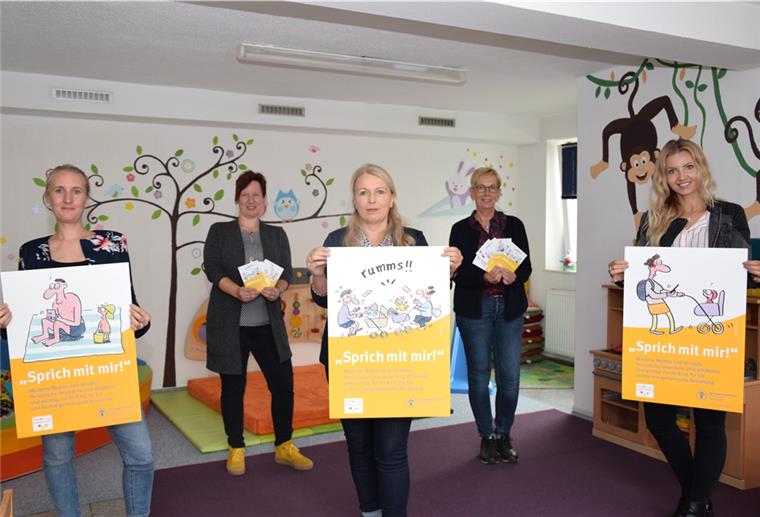 Plakat-Aktion für bewussten Umgang mit dem Smartphone Stellen die Plakatkampagne "Sprich mit mir" vor: Annika Tannert, Leiterin des Familien- und Kinderservicebüros (FUKS) in Brake, Svenja Faehse, Leiterin des Kinderhauses Blauer Elefant in Einswarden, Anja Bauch und Hiltrud Meiners, Leiterinnen des FUKS in Nordenham sowie Marta Ciapa, Leiterin des Krabbelgruppeninfoteams.