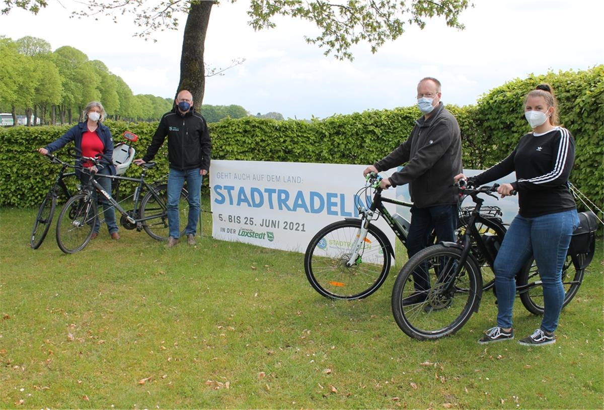 Loxstedt zeigt: Stadtradeln geht auch auf dem Land Stellten die Loxstedter Variante der Aktion "Stadtradeln" vor (von links): Anne Böttjer (Klimaschutzmanagerin), Bürgermeister Detlef Wellbrock, Holger Rasch (Erster Gemeinderat) und Fiona Wolf (Jugendpflege).