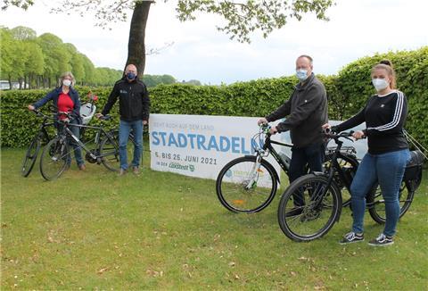 Stellten die Loxstedter Variante der Aktion "Stadtradeln" vor (von links): Anne Böttjer (Klimaschutzmanagerin), Bürgermeister Detlef Wellbrock, Holger Rasch (Erster Gemeinderat) und Fiona Wolf (Jugendpflege).