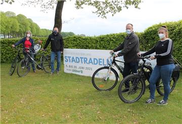 Stellten die Loxstedter Variante der Aktion "Stadtradeln" vor (von links): Anne Böttjer (Klimaschutzmanagerin), Bürgermeister Detlef Wellbrock, Holger Rasch (Erster Gemeinderat) und Fiona Wolf (Jugendpflege).
