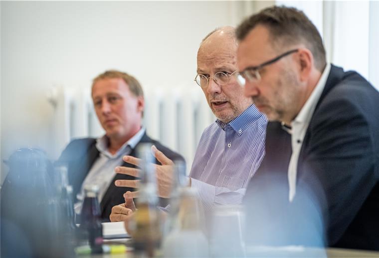 So viel Geld fehlt im Bremerhavener Haushalt Stellten ihre Änderungen für den Bremerhavener Haushaltsentwurf vor: (von links) Hauke Hilz (FDP), Sönke Allers (SPD) und Ralf Holz (CDU).