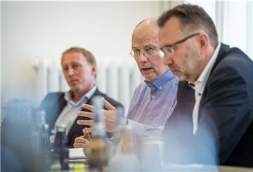 Stellten ihre Änderungen für den Bremerhavener Haushaltsentwurf vor: (von links) Hauke Hilz (FDP), Sönke Allers (SPD) und Ralf Holz (CDU). 