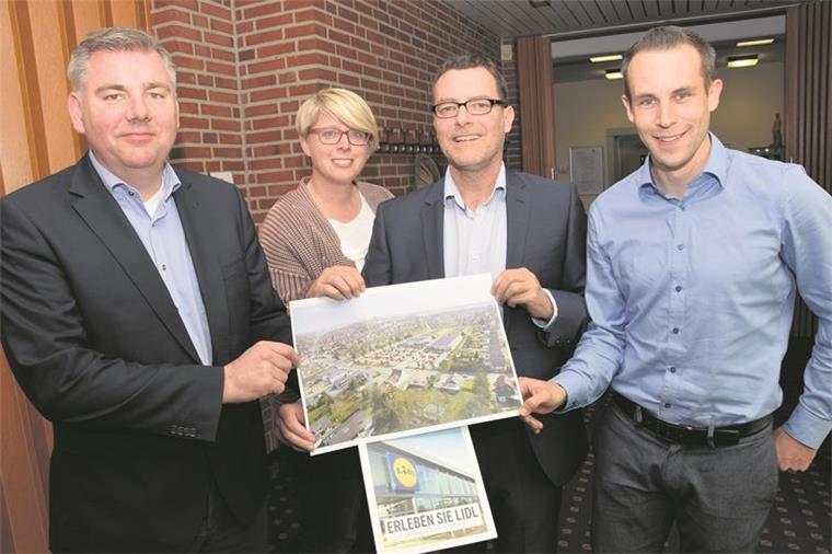 Neubau: Lidl-Konzern hat für Nordenham große Pläne Stellten jetzt die Neubau-Pläne für das frühere Kaufland-Gelände in Atens vor (von links): Wolfgang Megger (Lidl-Immobilienleiter), Mareike Renken (Lidl-Immobilienabteilung), Andree Sachmerda (Architekturbüro Klocke und Partner) und Matthias Precht (Lidl-Bauleiter).