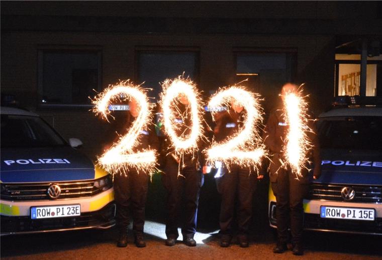 Wenige Einsätze für Polizei in der Neujahrsnacht Stellvertretend für die Polizei im Landkreis Rotenburg wünschen die Beamten der Silvesternachtschicht mit einem besonderen Gruß ein frohes neues Jahr 2021.