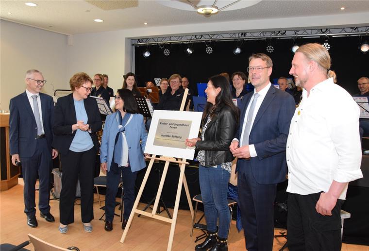 Zeven weiht einen „Leuchtturm für die Jugendarbeit“ ein Stellvertretender Bürgermeister Jens Petersen (von links) und Sozialministerin Daniela Behrens freuen sich mit Katsue und Hildegard Hardtke von der Hardtke-Stiftung sowie mit Stadtdirektor Henning Fricke und Leiter Ulrich Oerding bei der Enthüllung der Stifterplakette.