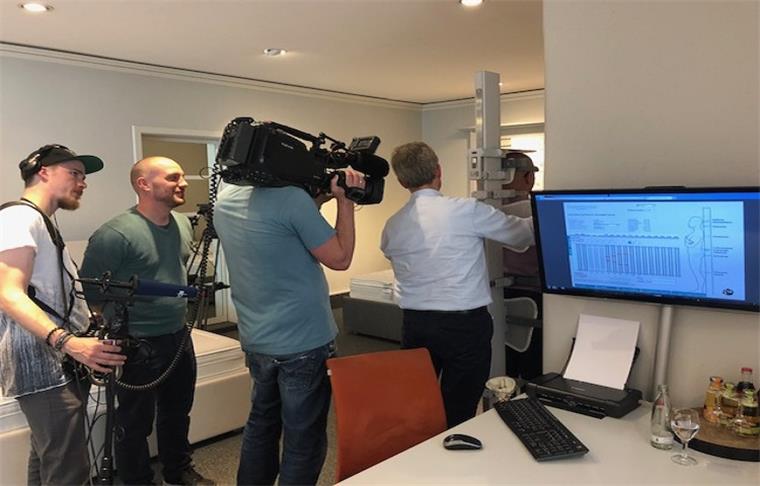 Bremerhaven im NDR: Betten-Experte gibt im Fernsehen Tipps für besseren Schlaf Stephan Schulze-Aissen nahm bei den Dreharbeiten mit den NDR-Reportern auch eine Körpervermessung bei einem Kunden vor.