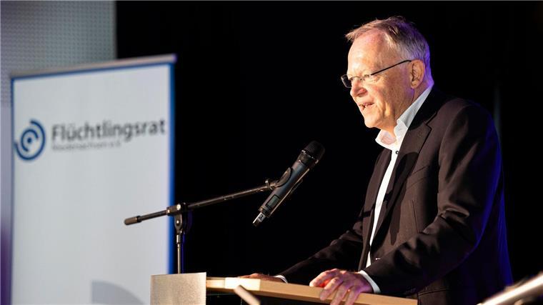 Flüchtlingsrat kritisiert Migrationspolitik Stephan Weil bezeichnet den Flüchtlingsrat Niedersachsen in seiner Rede als einen Partner der Landesregierung.
