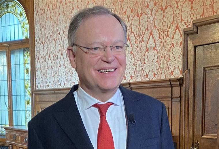 Weil will nicht über Lockdown bis Ostern reden Niedersachsens Ministerpräsident Stephan Weil (SPD) steht bei der Aufzeichnung seiner Neujahrsansprache vor der Kamera.